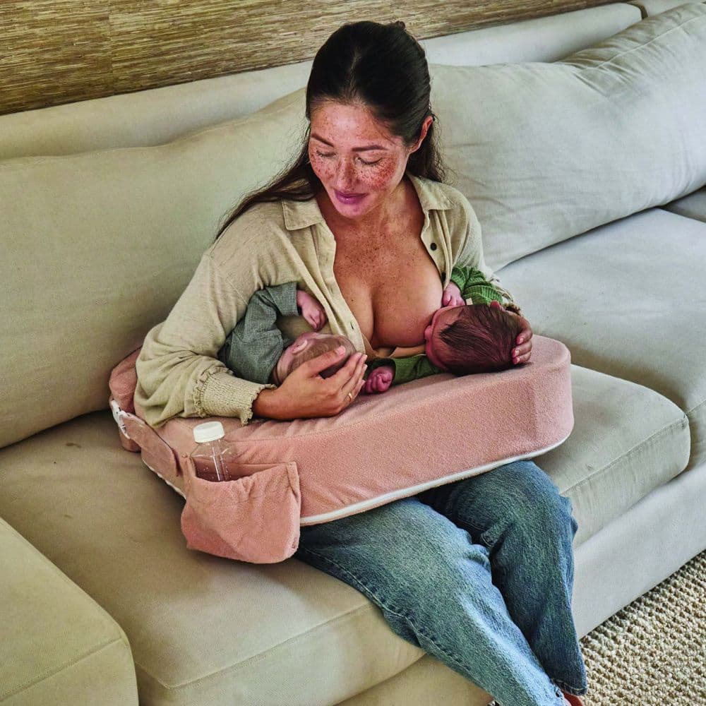 Madre amamantando a sus gemelos en tándem con el cojín Twin & Plus